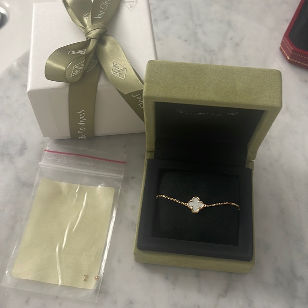 Excellent condition. Sweet Alhambra 18K yellow gold.